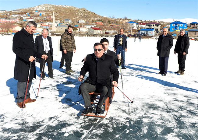 cildir-golunde-sandalyeli-buz-kizagi-ve-kar-bisikleti-keyfi-(1).jpg
