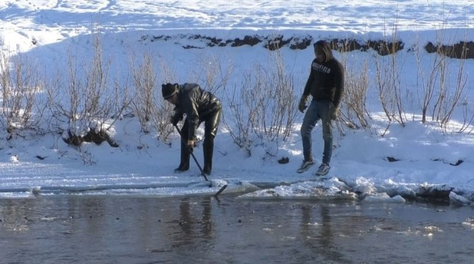 Kars’ta eksi 25 derece soğukta balık avı