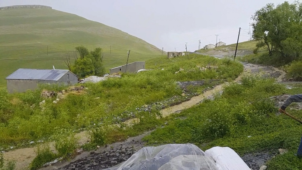 AĞRI MERKEZE BAĞLI TAYPINAR KÖYÜMÜZE ASFALT YOL İSTİYORUZ!