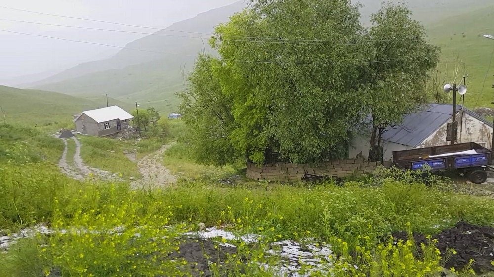 AĞRI MERKEZE BAĞLI TAYPINAR KÖYÜMÜZE ASFALT YOL İSTİYORUZ!