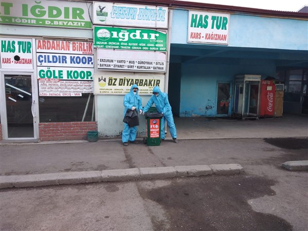 kars-belediyesi,-maske-ve-eldivenler-icin-ozel-atik-kutulari-koydu--(1).jpg