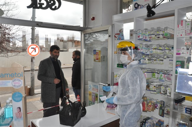 kars’ta-eczanelerde-ucretsiz-maske-dagitimi-basladi-(1).jpg