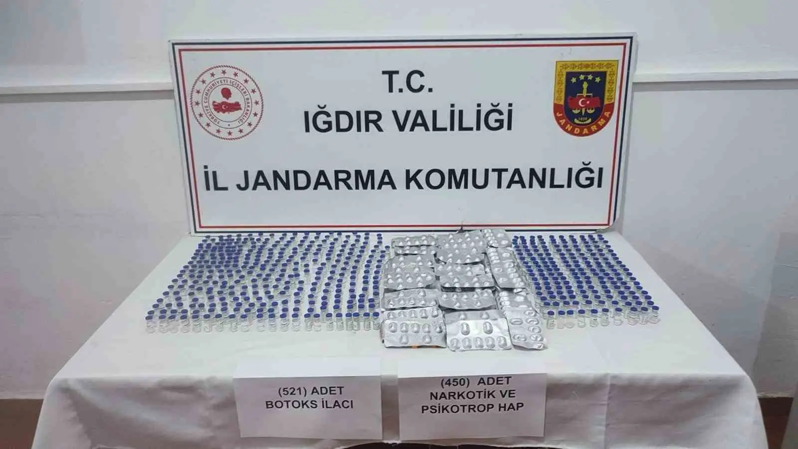 Iğdır’da yabancıların çantasından 521 botoks ilacı ve 450 uyuşturucu hap çıktı