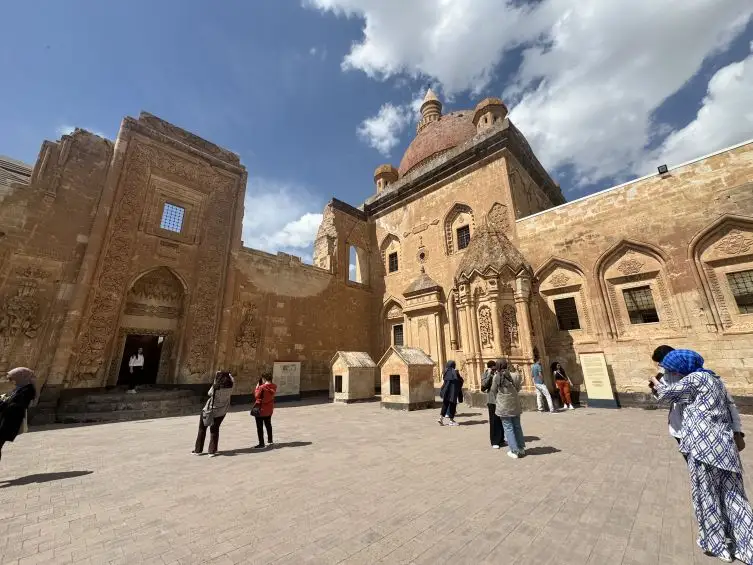 İshak Paşa Sarayı Turistlerin İlgi Odağı