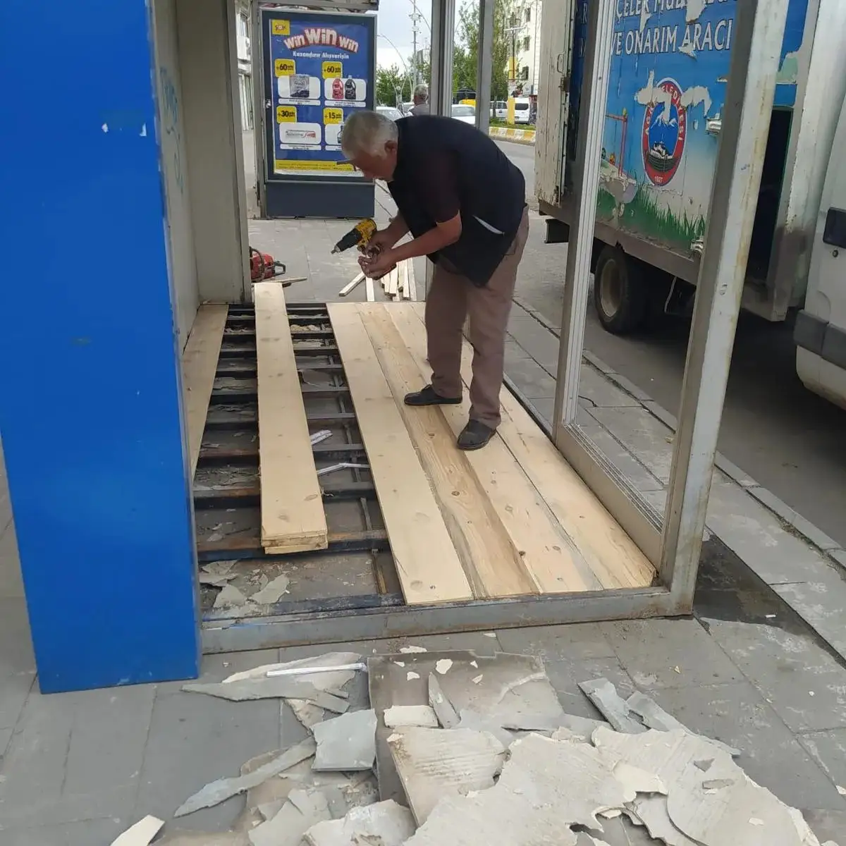 Ağrı Belediyesi, şehrin farklı noktalarında bulunan yolcu bekleme duraklarını onararak yeniliyor