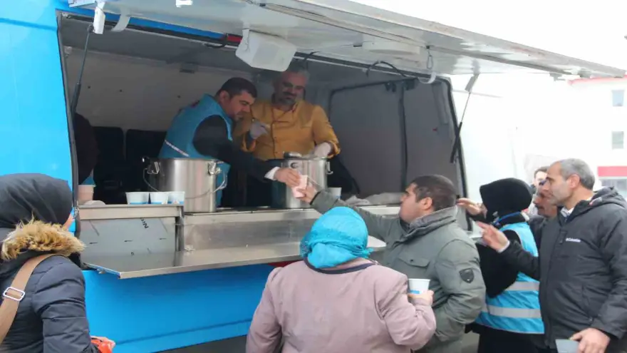 Ağrı’da "İçimizi Isıtan İyilik" projesi kapsamında çorba dağıtıldı