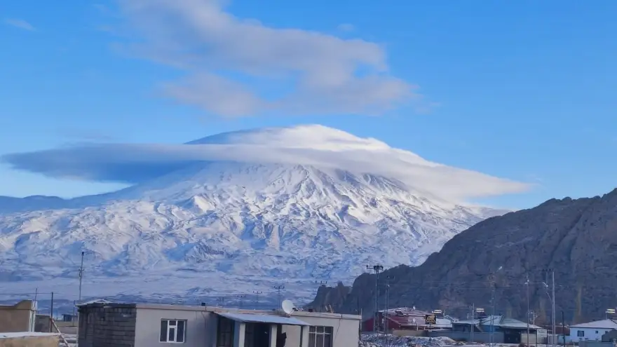 Türkiye’nin çatısı Ağrı Dağı buluttan şapkasını taktı