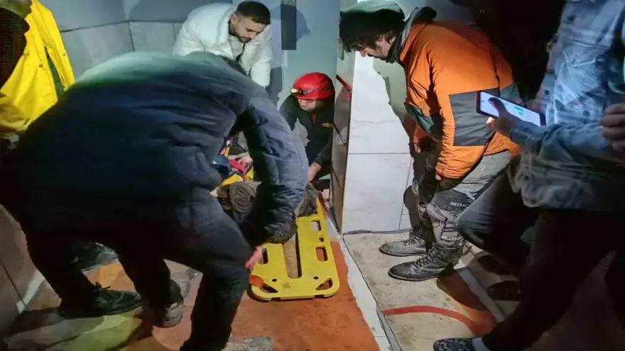 Doğubayazıt'ta asansör boşluğuna düşen çocuk yaralandı