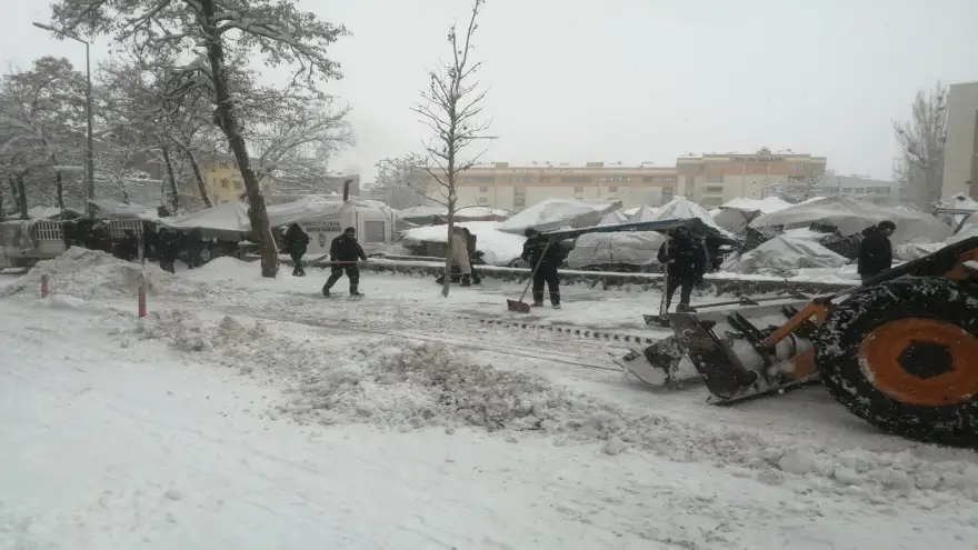 Doğubayazıt Belediyesi, Kışın Zorlu Koşullarında Kar Temizleme Çalışmalarını Aralıksız Sürdürüyor
