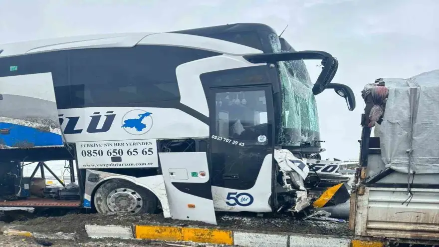 Ağrı’da yolcu otobüsü ile kamyonet çarpıştı: 11 yaralı