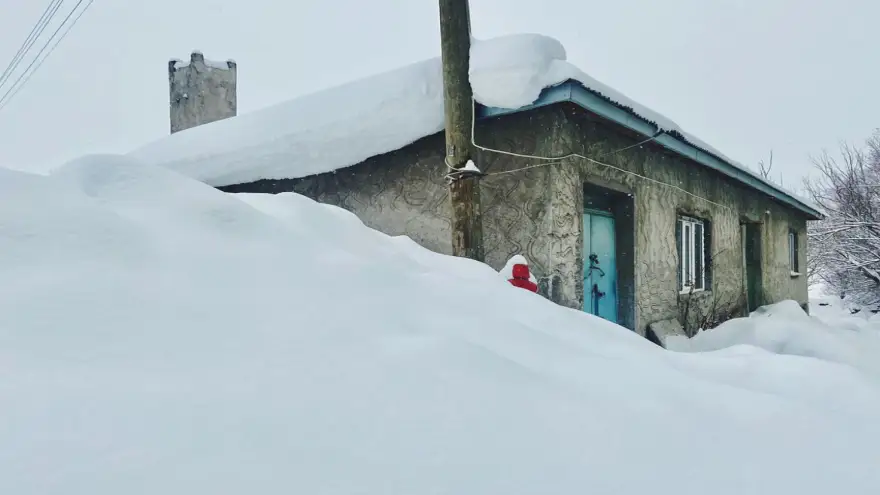 Ağrı’nın yüksek bölgelerinde evler kar altında kaldı