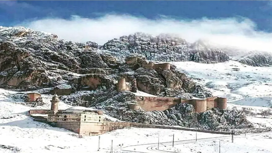 Doğubayazıt'ta bulunan Eski Bayezid Camii ve Urartu kalesi hakkında kısa bilgiler