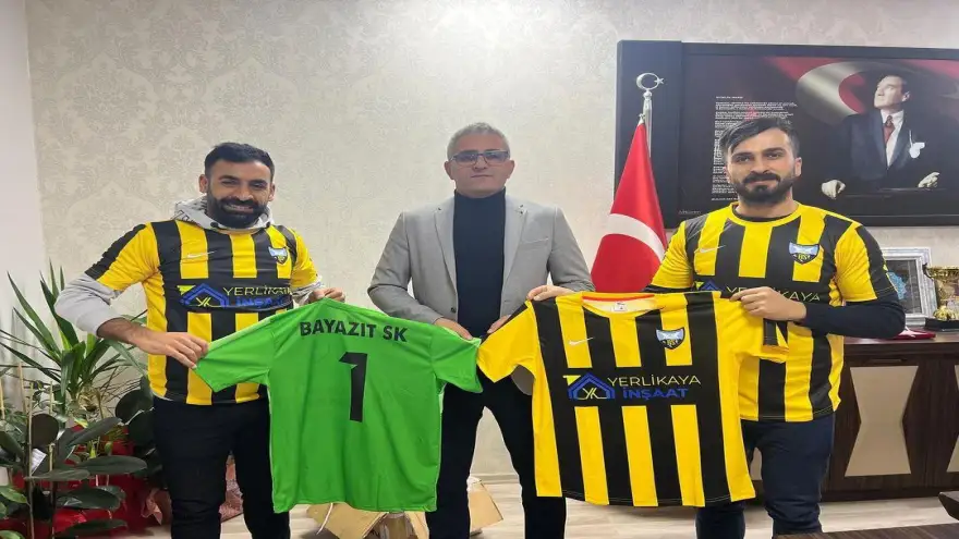 Doğubayazıt Milli Eğitim Müdürü, Bayazıt Spor Kulübü'ne Yerlikaya İnşaat Sponsorluğunda Yeni Forma Takdim Etti