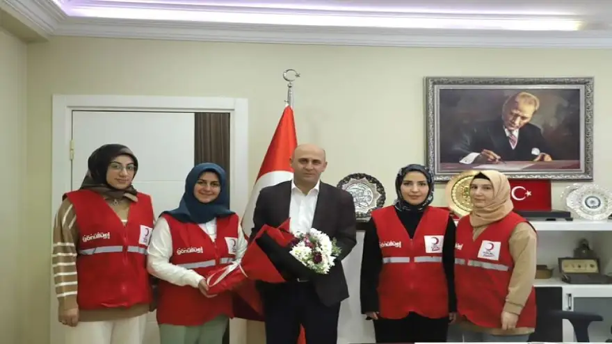 Doğubayazıt Kızılay Kadın Başkanı ve üyeleri Kaymakam Ekinci'yi ziyaret etti