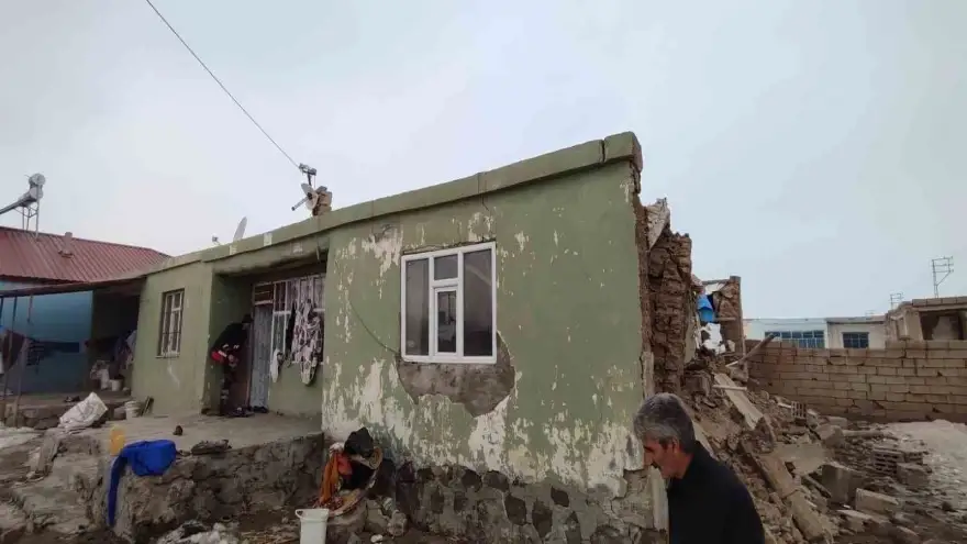 Doğubayazıt'ta bir evin damı çöktü