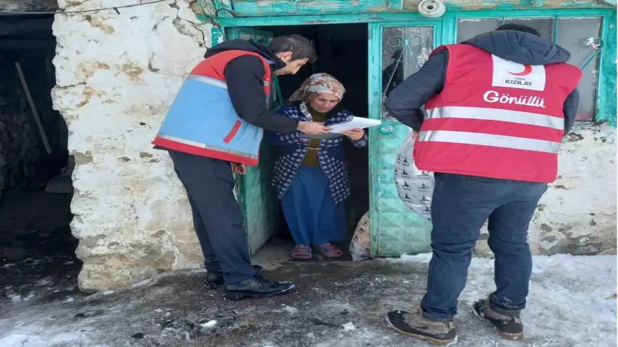 Kızılay ekipleri Hamur’da 470 haneye kıyafet ulaştırdı