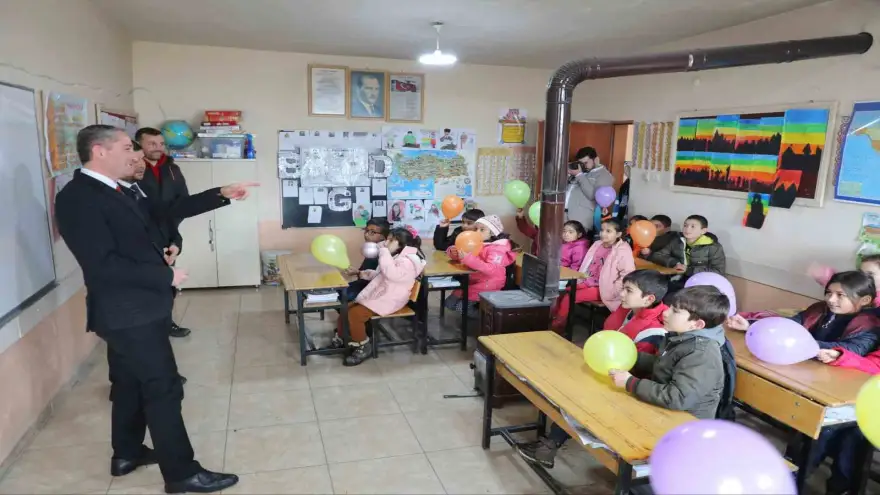 Ağrı’da öğrencilere kışlık yardım