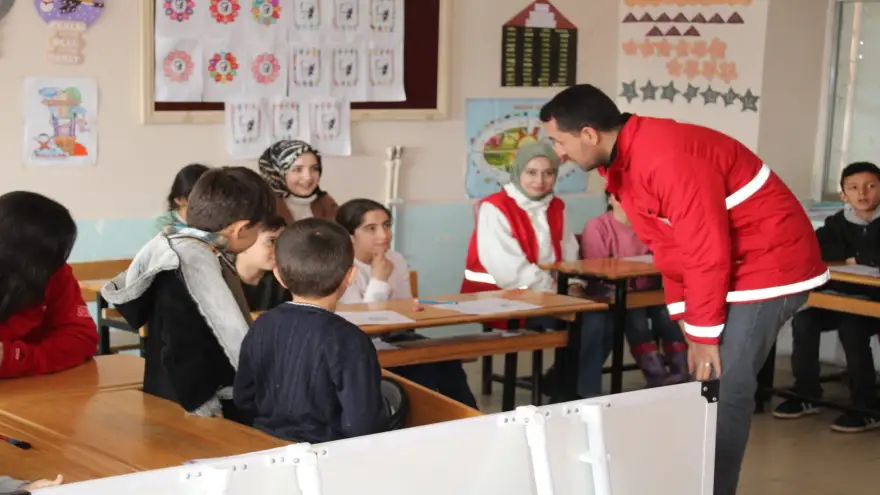 Kızılay’dan Eleşkirt’teki öğrencilere sürpriz ziyaret