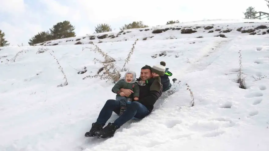 Ağrı’da çocuklar poşetlerle kayak keyfi yaptı