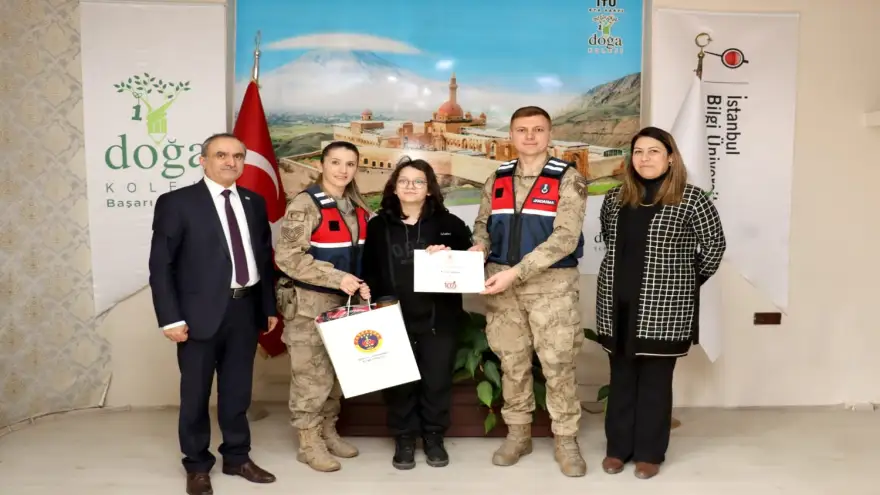 Ağrı’da resim yarışmasında dereceye giren öğrencilere ödülleri verildi