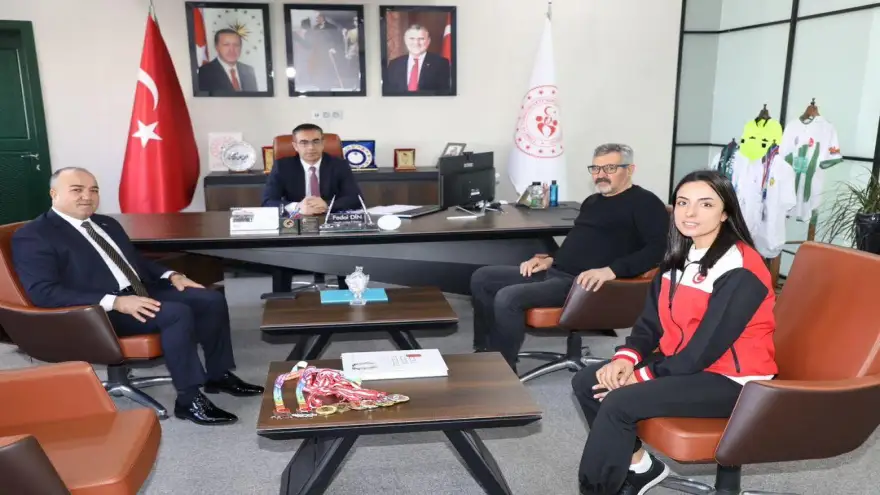 Ağrılı Milli Kayakçı Seher Kaçmaz, Son 4 Yarışta 9 Madalya Kazanarak Türkiye'yi Gururlandırdı