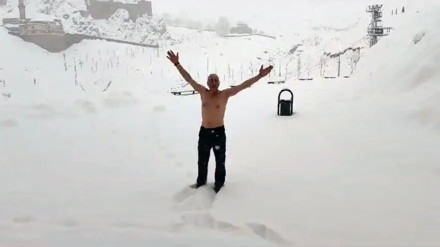 Tarihi sarayda kar banyosu