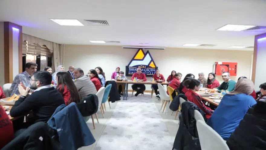Ağrı Valisi Koç, kadın futbol takımıyla iftarda buluştu