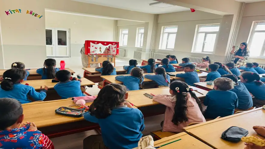 Minik Eller, Büyük Hayaller. Doğubayazıt'ta Geleneksel Sanatlarla 23 Nisan Coşkusu kutlandı