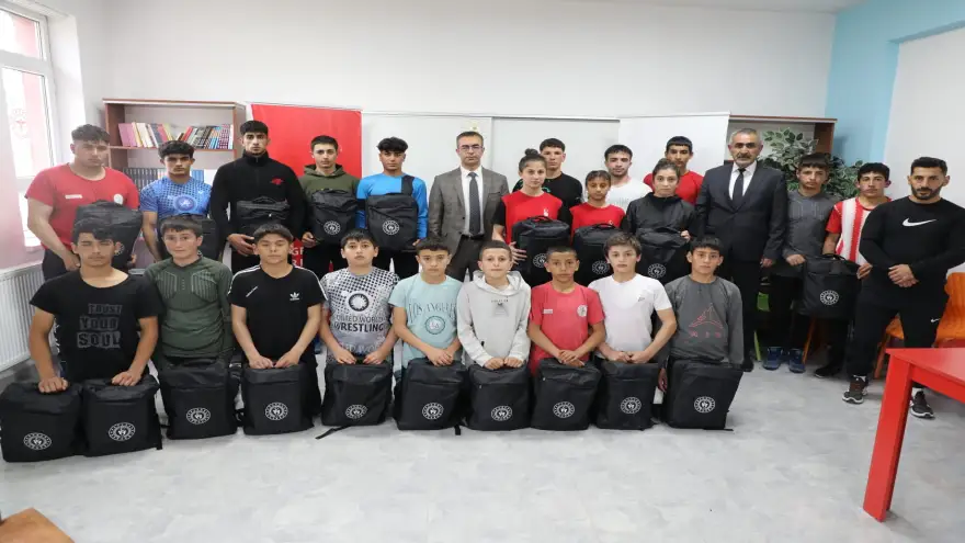 Fedai Din Başarılı Güreşçileri Ödüllendirdi