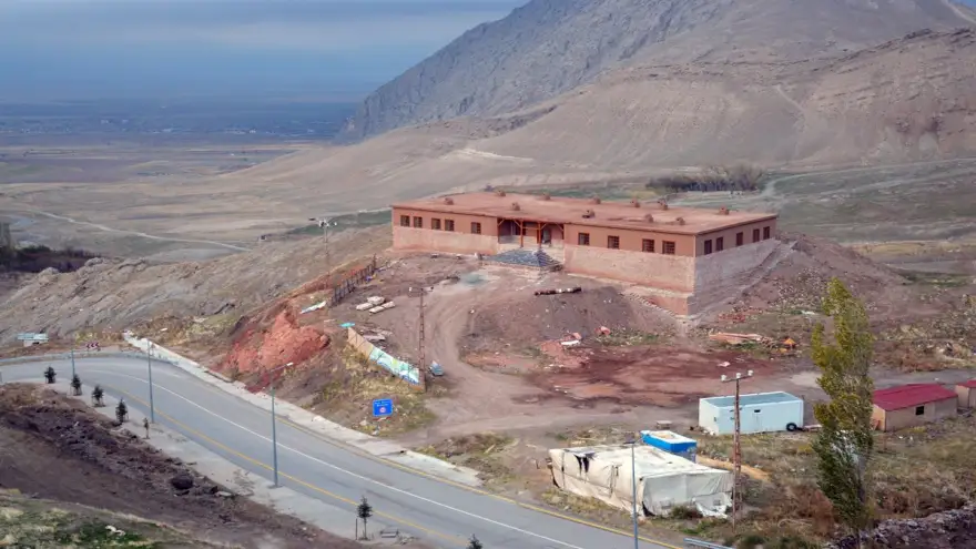 Yetkililerin Dikkatine; "Tarihi Hükümet Konağı Kaderine Terk Edilerek Yıkılıyor"