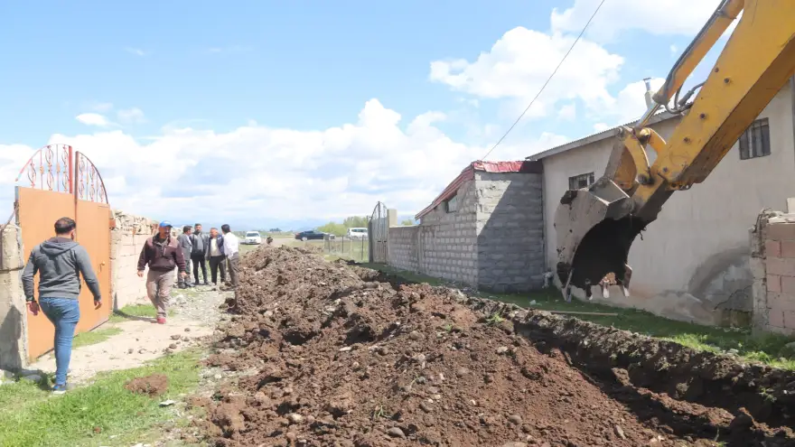 Ağrı Belediyesi 1500 Metre Kazı Yaparak İçme Suyu Hattı Çekti