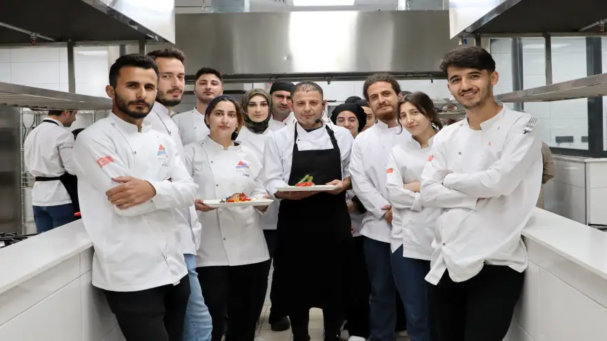 Ağrı İbrahim Çeçen Üniversitesi Gastronomi Öğrencilerine Kıdemli Şeften Uygulamalı Eğitim