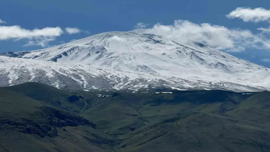 Mayıs ayında Ağrı Dağı’na kar yağdı