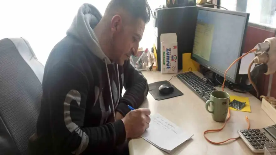 Ağrı’da ilkokul 3. sınıftan sonra okulu bırakmasına rağmen İngilizceyi ana dili gibi konuşuyor