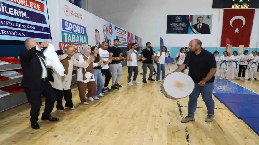 Ağrı’da GSB Spor Okulları halaylar eşliğinde açıldı