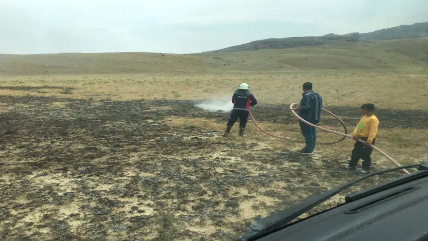 TARLADA ÇIKAN YANGINA DOĞUBAYAZIT İTFAİYESİ MÜDAHALE ETTİ