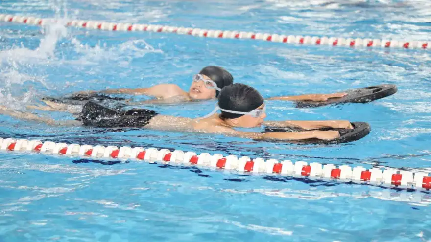 Ağrı’da çocuklar yüzme eğitimleriyle sıcak havaların keyfini çıkarıyor