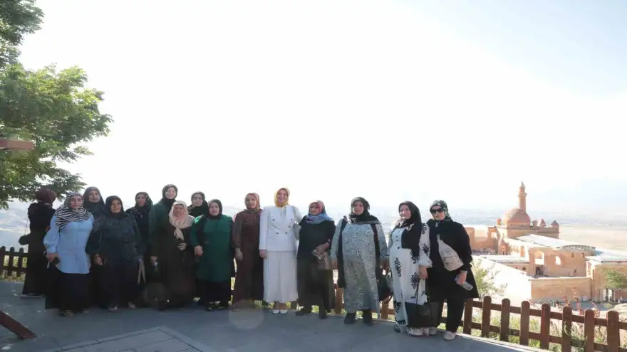Okuma yazma öğrenen anneler, Ağrı’da tarihi mekanları gezdi