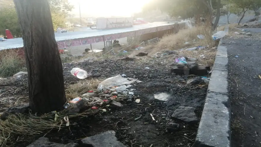 Ahmedi Hani Türbesinin  çevresi, çöpten geçilmiyor!