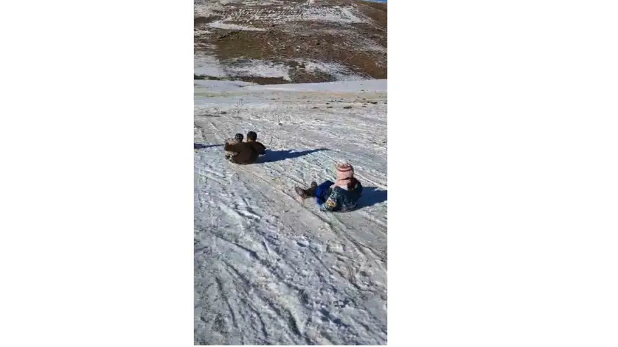 Köydeki çocuklar kayak yaparak karın keyfini çıkardı