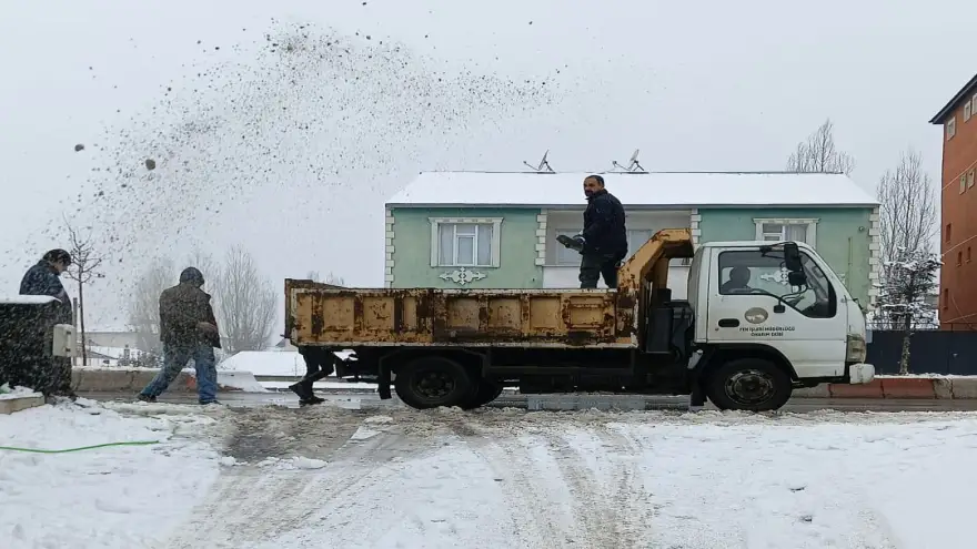 Ağrı Belediyesi’nden Kışa Hazırlık: Tuzlama Çalışmaları Gece Gündüz Devam Ediyor
