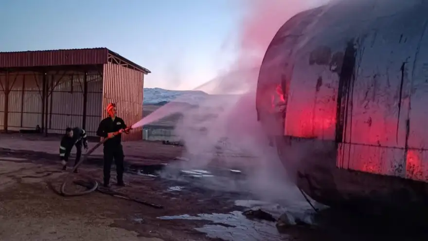 Doğubayazıt’ta petrol istasyonu deposunda yangın paniği