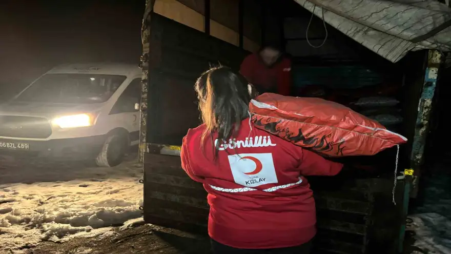 Ağrı’da kışın zorlu şartlarına karşı Kızılay, ihtiyaç sahiplerine kömür desteği sağlıyor