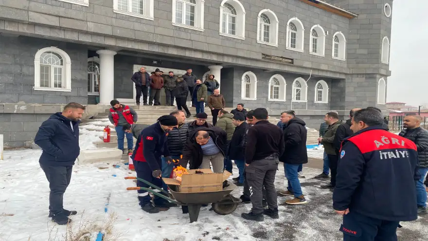 Ağrı Belediyesi İtfaiye Ekiplerinden İl Özel İdare’ye Yangın Eğitimi ve Tatbikat
