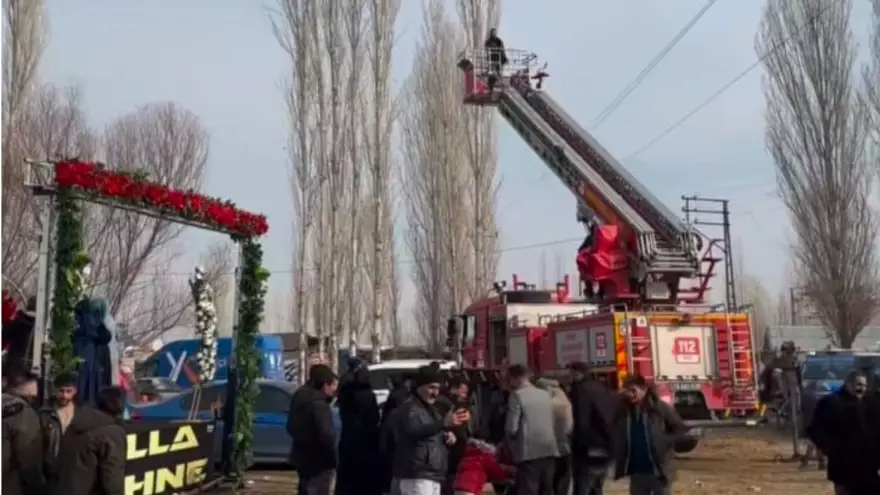 Düğünde uçurulan dron ağaçlara takılınca yardıma itfaiye ekipleri yetişti