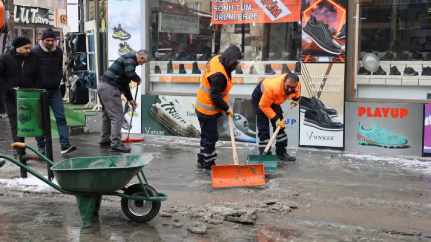 AĞRI BELEDİYESİ’NDEN KARLA MÜCADELE ÇALIŞMALARI ARALIKSIZ SÜRÜYOR
