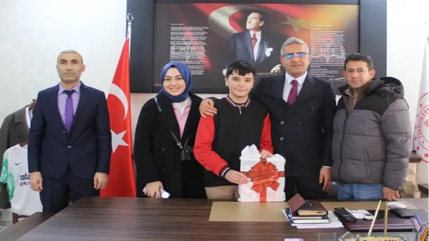 Doğubayazıt’ta başarılı öğrenciye ödül verildi