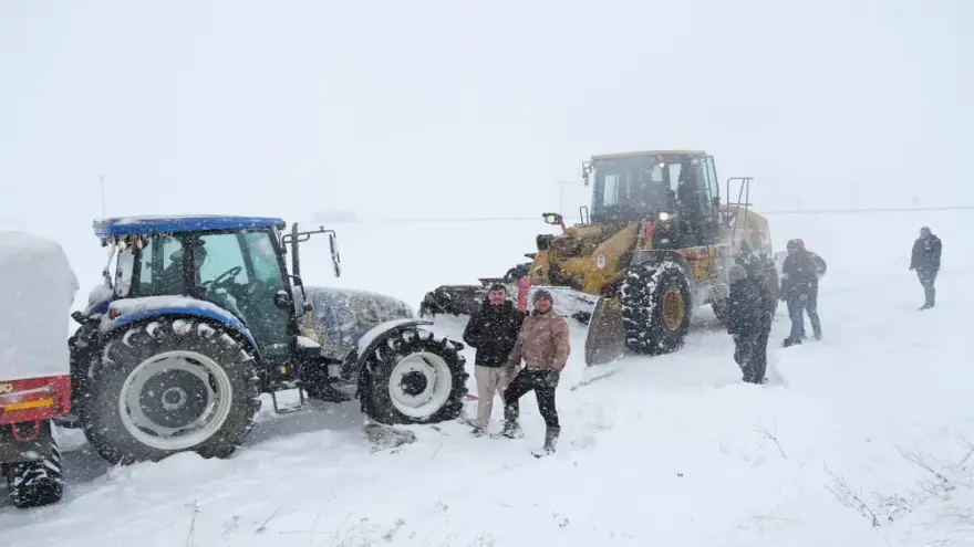 Kara saplanan traktör ve sürücüsü kurtarıldı