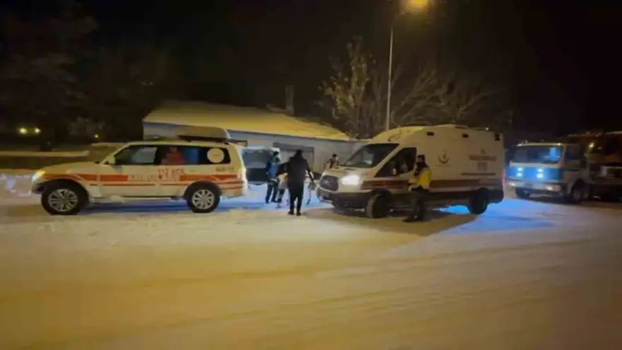 Karda mahsur kalan hastalara paletli ambulansla ulaştılar