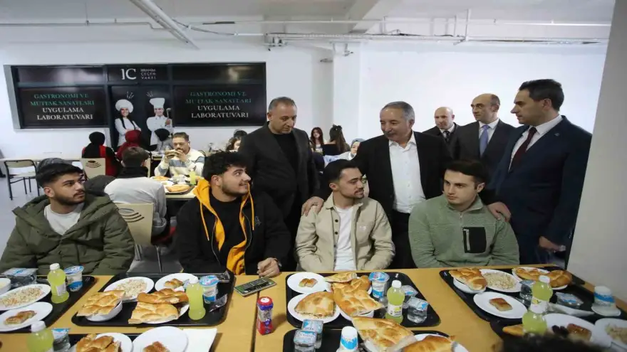 Prof. Dr. Karabulut, öğrenciler ile iftar yemeğinde bir araya geldi
